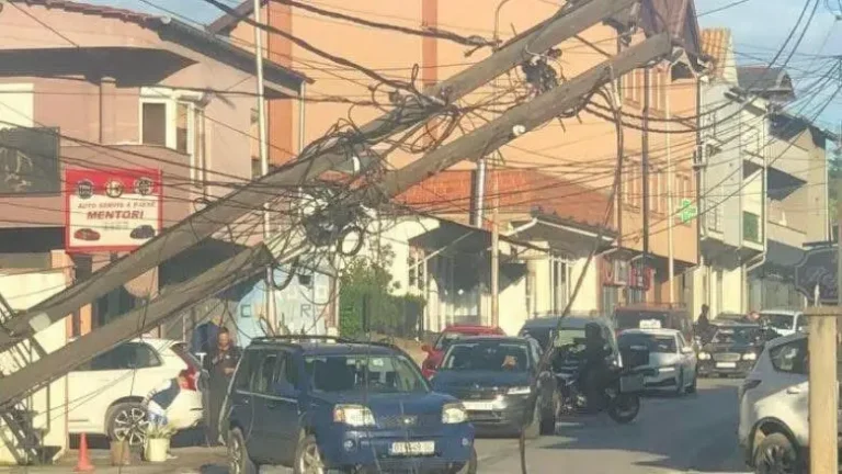 Rrëzohen dy shtylla elektrike në Prishtinë, reagon komuna