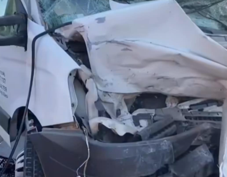 Vdes njëri nga shoferët e kamionit të aksidentuar
