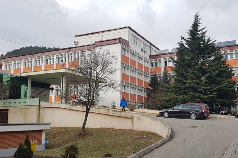 Vdes një femër në spitalin e Pejës