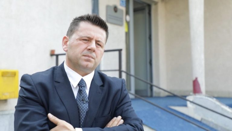 Bekë Berisha ironizon Albulena Haxhiun: “Dylbere Fatimja – Epizoda e 15