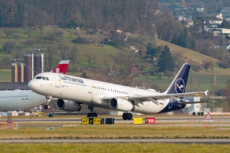 Dramë në ajër, avioni me 200 pasagjerë mbetet 10 minuta pa pilot