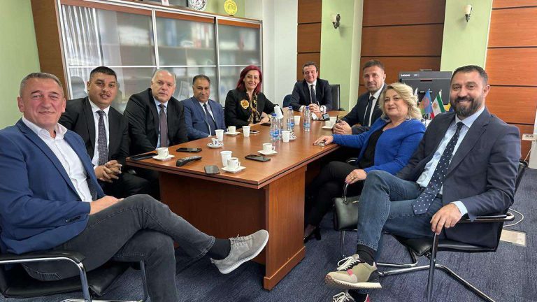 Para seancës Kurti fton në kafe komunitetet joshumicë, i mungojnë dy