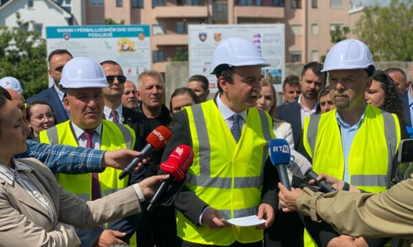 Kurti në Podujevë injoron gazetarët: Çështjet e bllokimit në Prishtinë, këtu jemi për ndërtim
