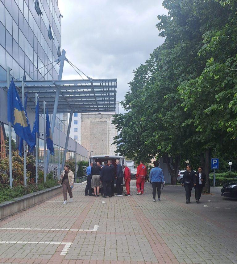 Një autoambulancë shihet në oborrin e Qeverisë së Kosovës