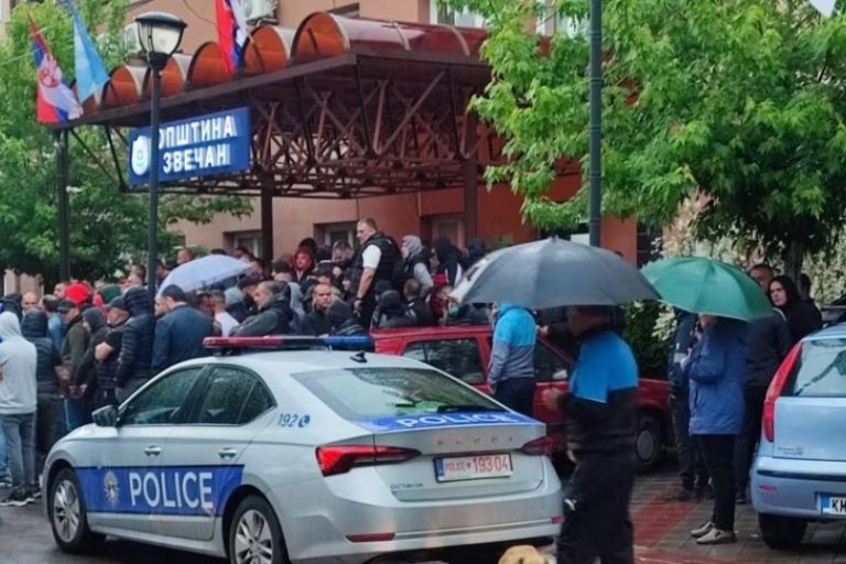 Serbia kërkon arrestimin e policit kosovar për incidentin në Mitrovicën e Veriut