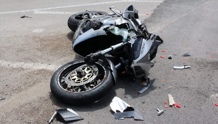 Aksident i rëndë në Prishtinë – motoçikleta goditet nga vetura, një 13-vjeçar në gjendje kritike