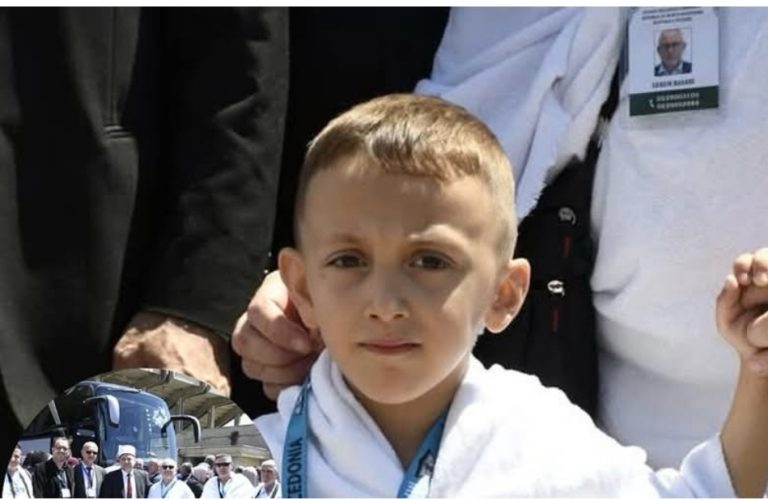 Haxhia më i vogël shqiptar: Në moshën 5 vjeçare është nisur për në Haxh