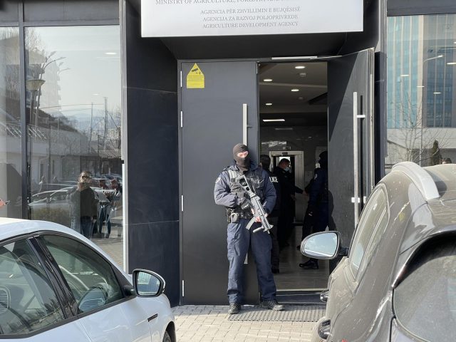 Policia me aksion në ministrinë e Pecit, këto janë detajet e fundit