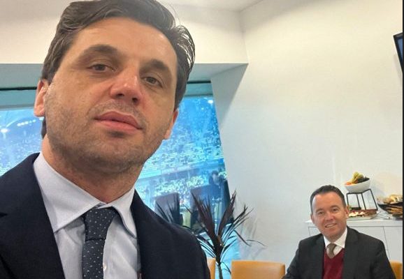 Pas intervistimit, Peci shfaqet me jelekun e kuq siç e vishte presidenti Rugova