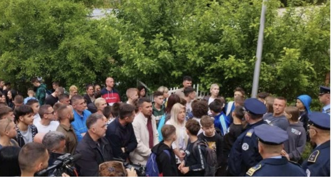 Serbët protestojnë në Leposaviq