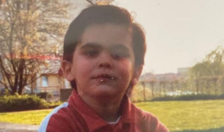 Sot është një ndër artistët më të njohur shqiptar, a e njihni personazhin në foto? (FOTO LAJM)