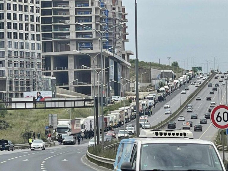 “Reuters” shkruan për protestën e bizneseve që bllokuan sot hyrjet e Prishtinës