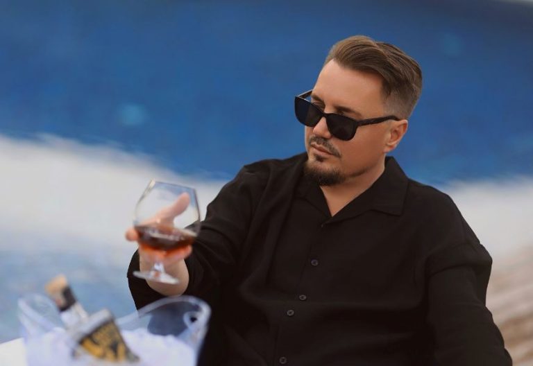 U nda apo jo? Blero “thyen heshtjen” me këtë postim për Agnetën
