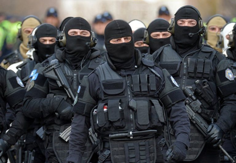 Këto janë tri zyrtaret e Ministrisë së Infrastrukturës të ndaluara nga Policia – Njëra prej tyre, nëna e reperit të njohur
