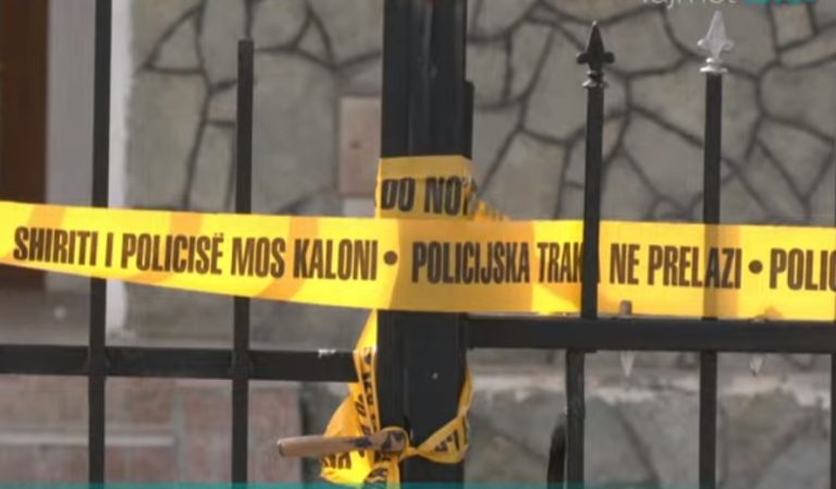 Dyshohet se ka rënë nga ballkoni, gjendet e vdekur një grua në oborrin e shtëpisë