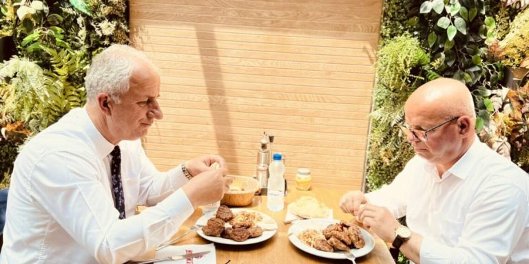 Pas caktimit të datës së zgjedhjeve lokale, Muharremaj e Latifi pozojnë ‘modestisht’ nga dreka me speca e qebapa