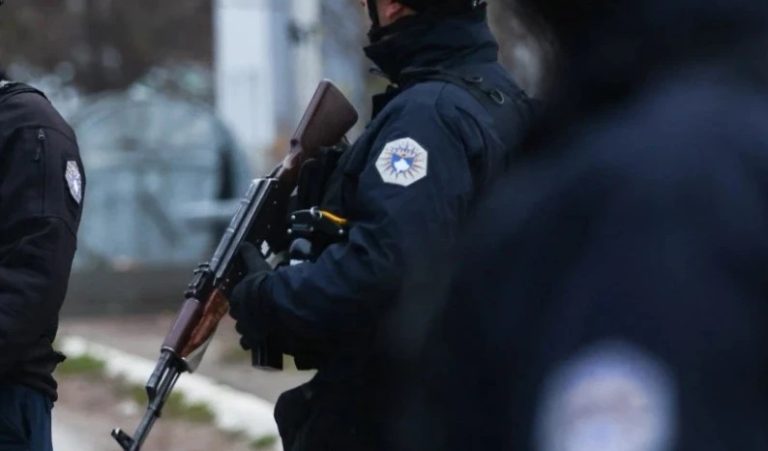Djali kanos babanë dhe qëllon me armë brenda shtëpisë