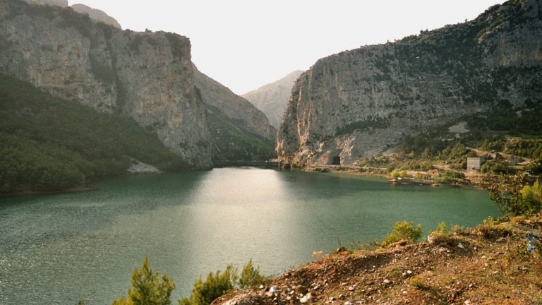 E rëndë: Mbytet në lum një 22-vjeçar
