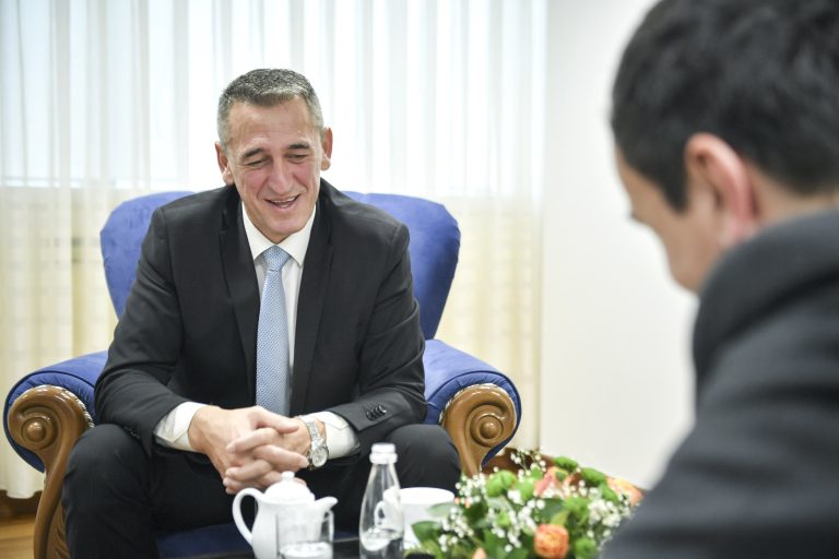Ministri i Kurtit kundër vendimit të Qeverisë për ndalimin e flamurit serb në ‘Vidovan’