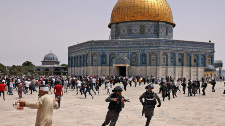 Izraeli ndalon hyrjen e mijëra palestinezëve ta falin namazin e xhumasë