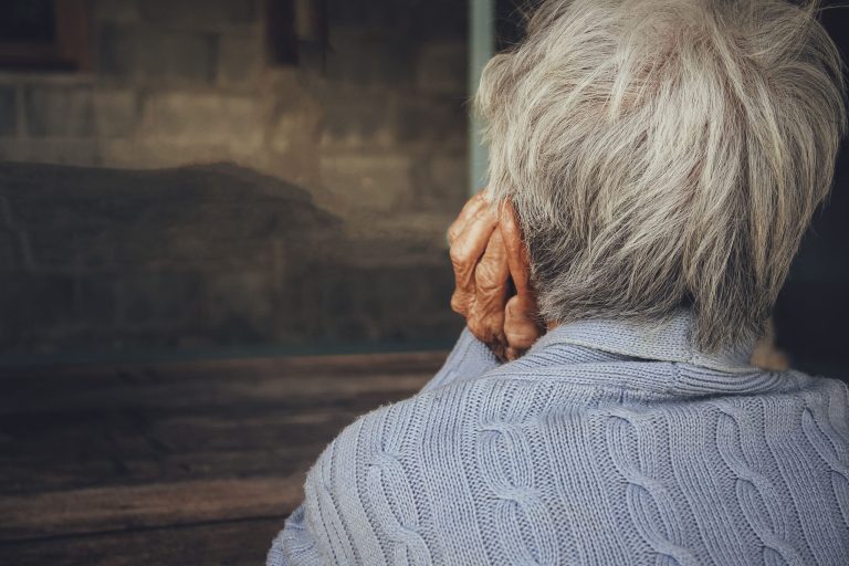 E rëndë në Prishtinë: Djali dyshohet se rrahu nënën për para – ajo kërkoi ndihmë te komshija për t’ia dhënë