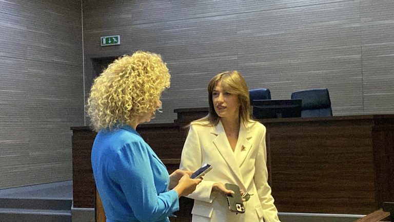 A do ta duronte gazin lotsjellës si kryeparlamentare? Kështu përgjigjet Haxhiu