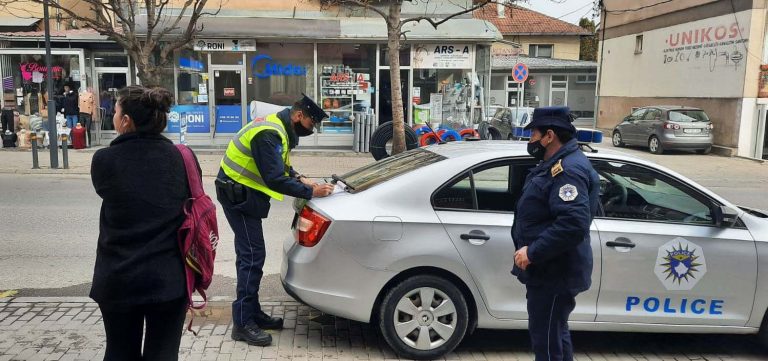 Nëse e njihni këtë person lajmërojeni policinë