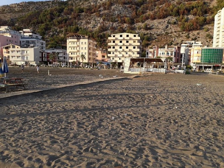 “Jo më masakra me 40 euro shezlloni”, kryetari i Lezhës: Katër euro në qendër të Shëngjinit, pesë euro në Ranën e Hedhun