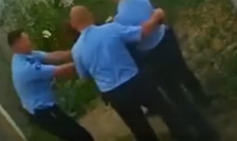 Polici e rrah keq qytetarin e prangosur në Klinë, dy të tjerë e mbajnë, dalin pamjet