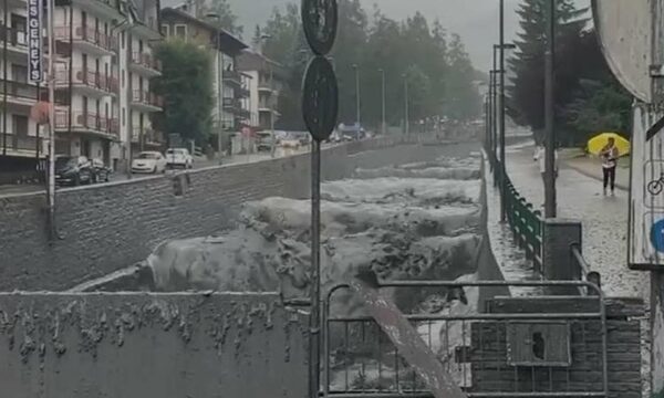 Italia në kaos nga moti i keq: Përmbytjet izolojnë qytete, rrëshqitje toke dhe alarm në autostrada!