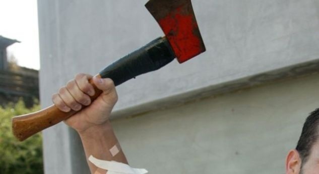 “Çmendet” 44-vjeçari, futet në lokal me sëpatë dhe tenton të godasë dy persona
