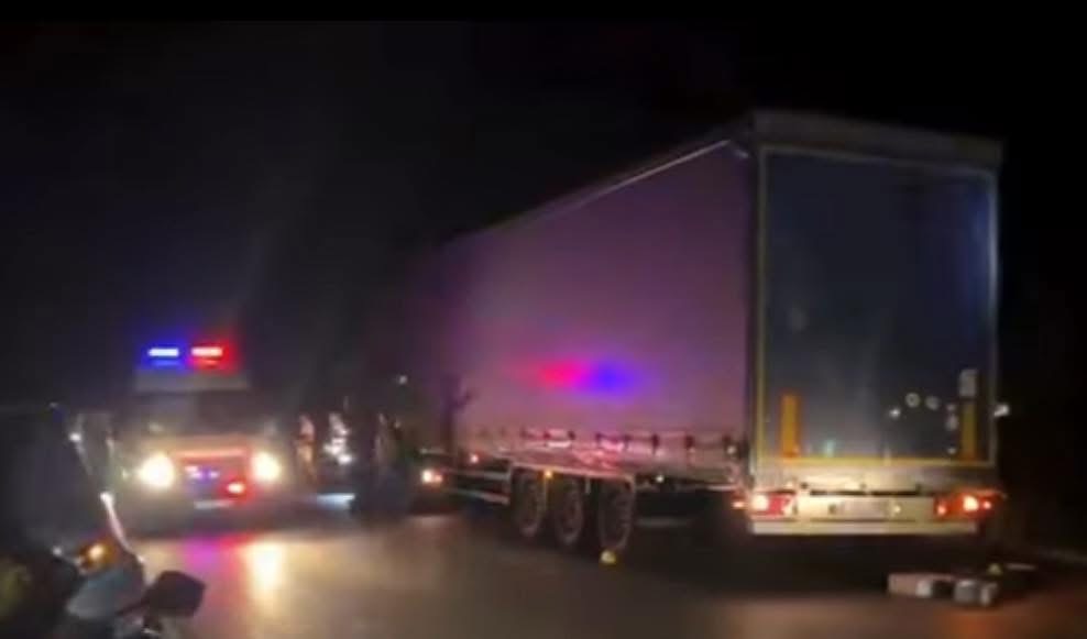 Kamioni me targa serbe godet veturën me targa shqiptare, ka të vdekur