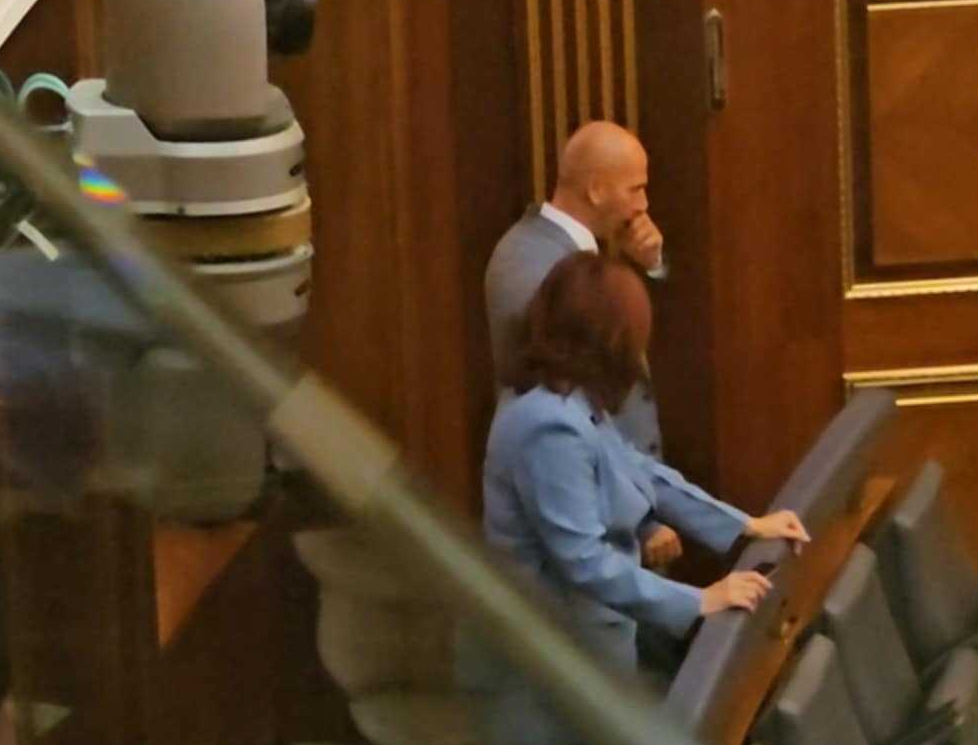 Zëvendësja e Kurtit kapet në kamera në “skuta” të Kuvendit duke biseduar fshehurazi me Simiqin