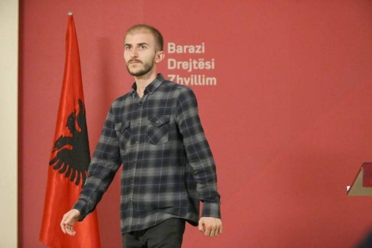 Disa orë para mbajtjes së protestës, zëdhënësi i VV-së del kundër – Kritikon Hashim Thaçin