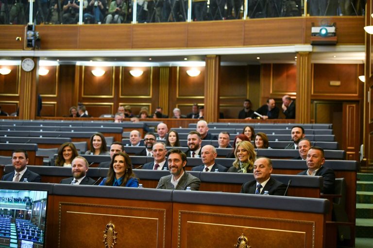 A do të ndryshojnë qëndrim PDK-ja në seancat e radhës, flet deputetja e kësaj partie