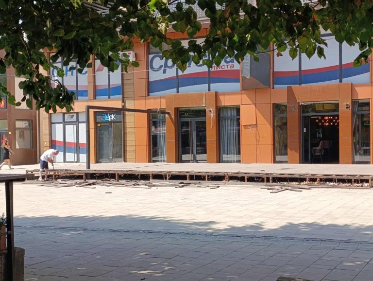 Largohet terasa ilegale e kafiterisë së Radojçiqit