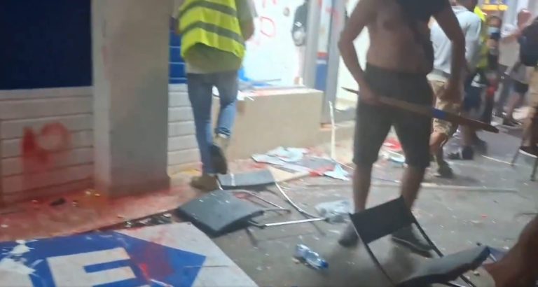 Serbia në prag të luftës civile, protestuesit thyejnë zyrat e partisë së Vuçiqit  [VIDEO]