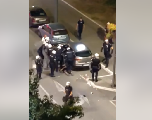 Pamje shqetësuese dhe të rënda nga Serbia – Policia godet protestuesit me shkopinj dhe shkelma