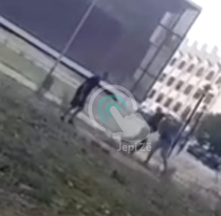 Rrahje në Mitrovicë, një person rrahet brutalisht nga dy të tjerë