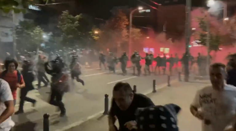 Eskalon protesta në serbi, përleshje mes protestuesve dhe policisë