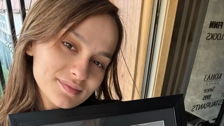 Gazetarja prek me dedikimin prekës pas humbjes së babait “Kom me lyp sa t’jom gjall…”
