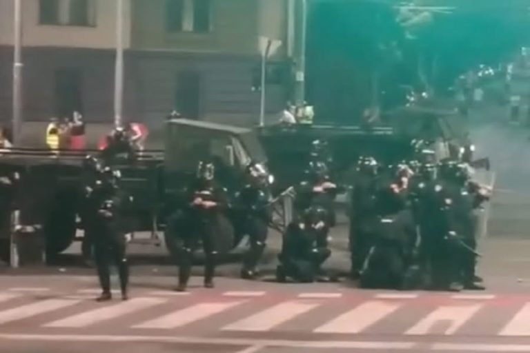 VIDEO/ Pamje të rënda, momenti kur njerëzit e Vuçiqit tërheqin zvarrë të riun dhe e godasin shkop