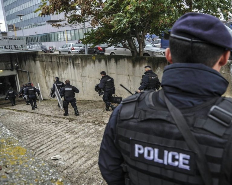 Policia sërish nën shënjestër, 23-vjeçari sulmon zyrtarët policorë