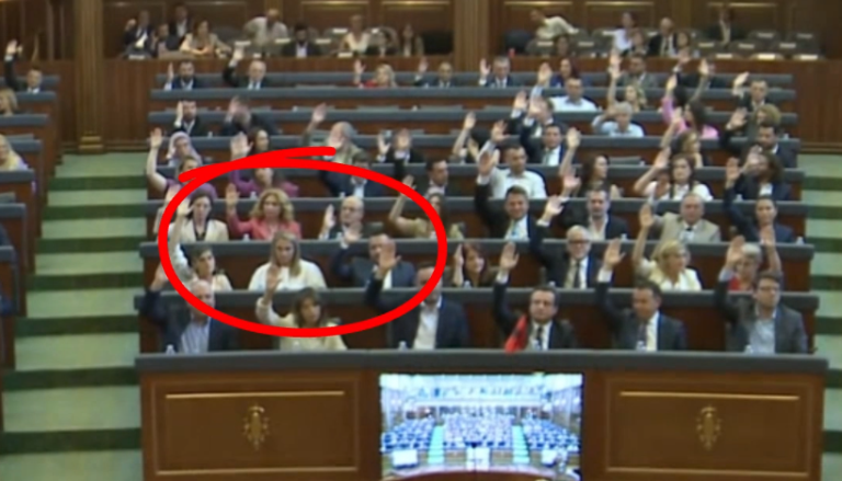 Shqipe Selimi, gruaja e Rexhep Selimit, nuk e votoi Donika Gërvallen për kryetare të Kuvendit