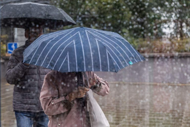 Natë turbulente: Reshje intensive shiu dhe breshër në disa zona të Shqipërisë e Kosovës