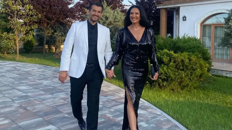 Kështu po duket Labinot Tahiri me bashkëshorten, sonte në fejesën e djalit të tyre (Foto)