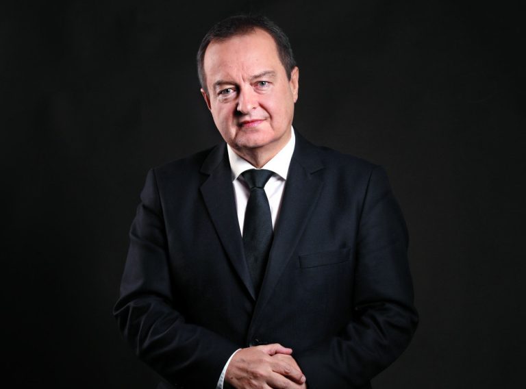 Në zyrën e Ivica Daçiqit mbërrin një zarf me tre plumba