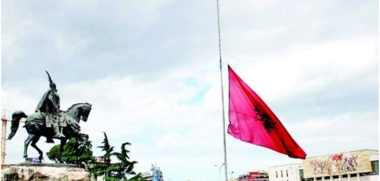 Sot ditë zie në Shqipëri, flamuri ulet në gjysmë shtizë