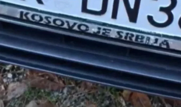 U kap me targat “Kosova është Serbi”, Mali i Zi dënon ushtarin që u arrestua në Deçan