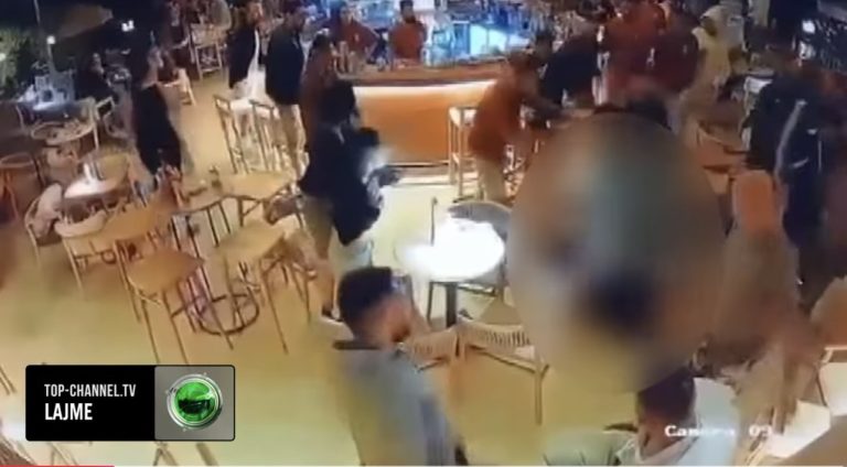 Dalin pamjet nga përleshja me thika në një lokal/ Momente tmerri për klientët